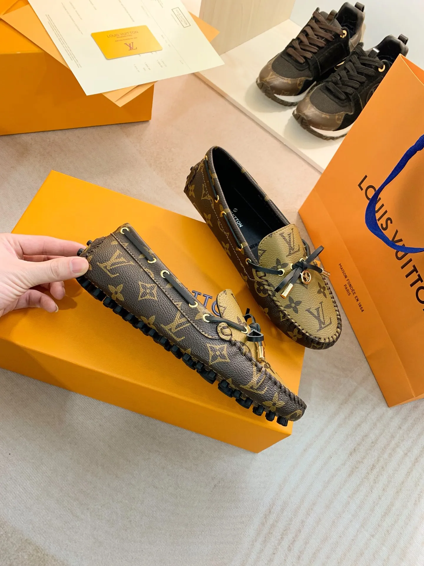 p460💰Couple model❤️🇫🇷 𝙇𝙤𝙪𝙞𝙨 𝙑𝙪𝙞𝙩𝙩𝙤𝙣 🇫🇷Louis Vuitton 2023 Classic𝓛𝓿 𝓣𝓻𝓪𝓲𝓷𝓮𝓻 Sports Series ➪➪➪¯ [Arizona Doudou Shoes Series] ▪️▪️▪️Arizona slip-on shoes are made of Monogram Eclipse canvas. Its hand-painted and dyed edges and hand-sewn uppers fully demonstrate Louis Vuitton's traditional shoemaking craftsmanship. This slip-on shoe is very lightweight. The integrated tongue and upper make it particularly comfortable and flexible. The soft outsole is equipped with rubber padding. Decorated with matching sash. Detailed features: ☑️Monogram Eclipse canvas ☑️Black Eclipse pattern ☑️Hand-painted shoe edges ☑️Hand-sewn uppers (each pair takes time to process) ☑️Integrated tongue and upper construction ☑️Outsole equipped with rubber lining ☑️size: 35_46